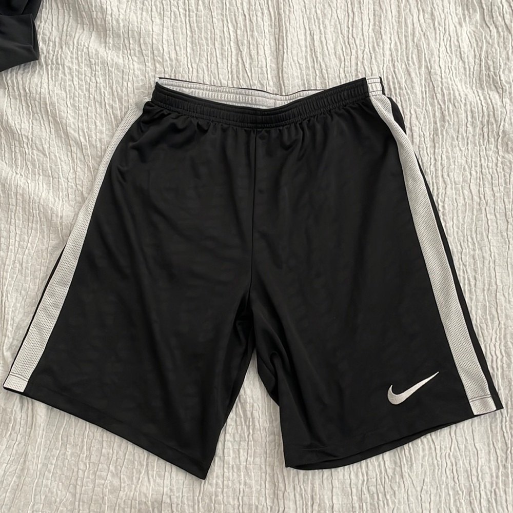 Men’s Nike Dri-Fit soccer shirts sz L